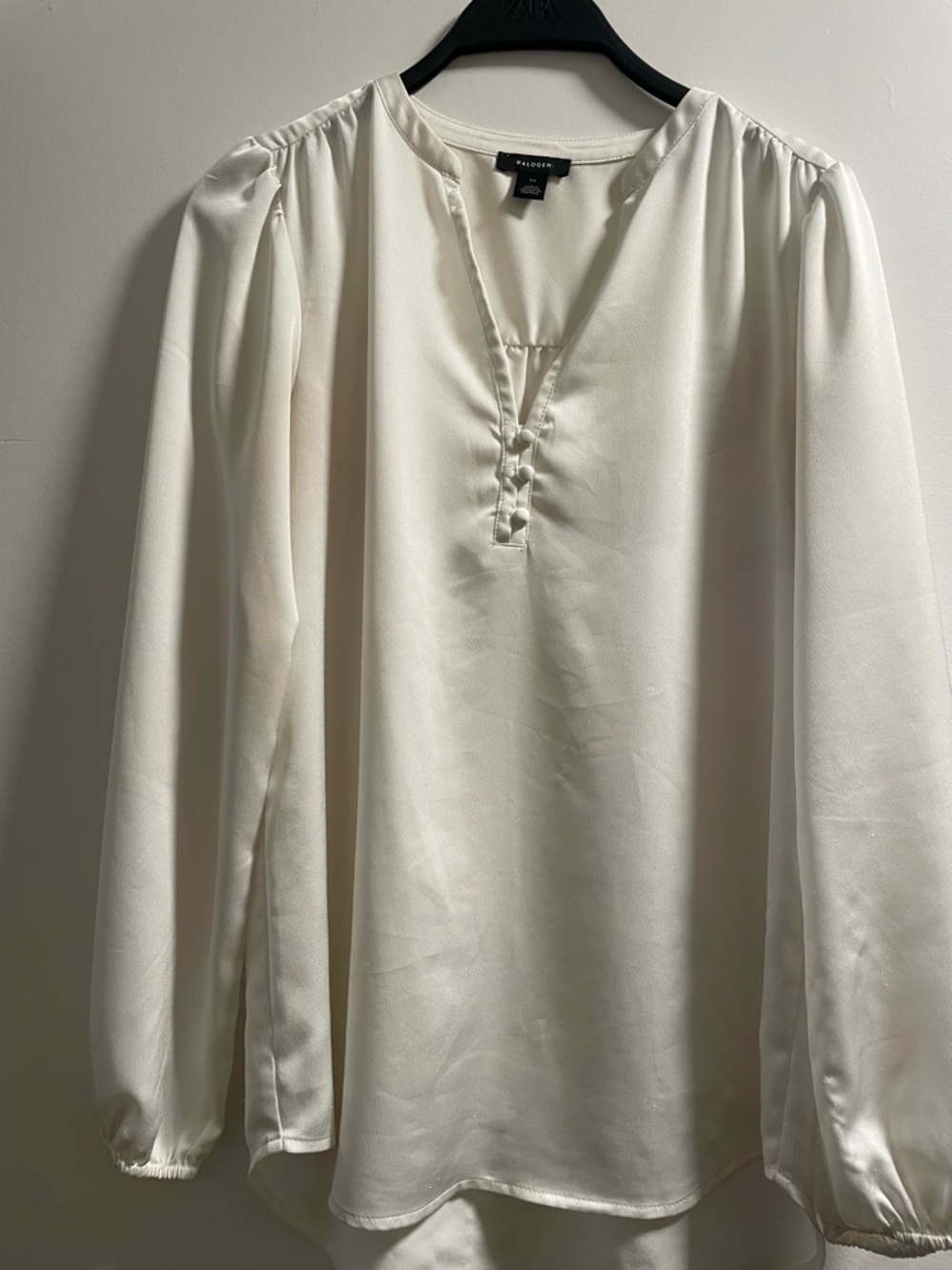 Halogen Cream Top with Crew Neck Tag Detail